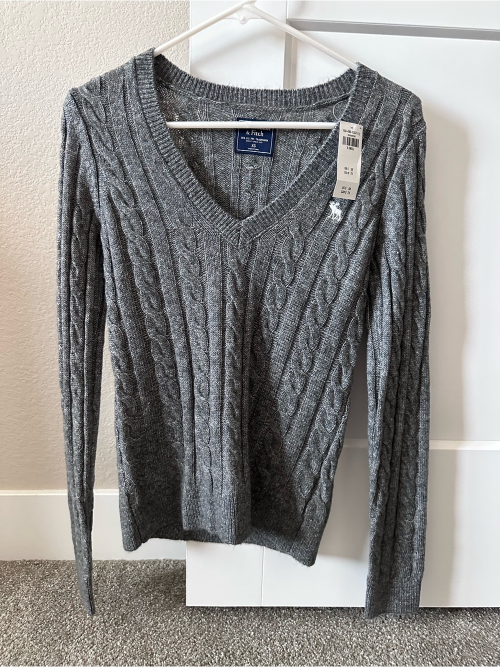 NWT Abercrombie & Fitch Gray Cable Knit V Neck Sweater XS Moose Logo